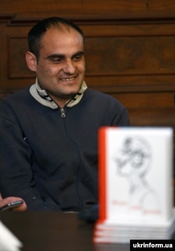 Ромський письменник, один з авторів антології малої прози «Шлях (до) ромів», Микола Бурмек-Дюрі під час презентації книжки. Ужгород, 4 березня 2021 року