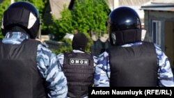 Aqmescit civarındaki Strogonovka qasabasında Rusiye quvetçileri Riza İzetovnıñ evi yanında, 2017 senesi mayısnıñ 11-i