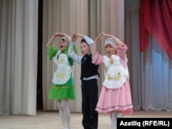 Кизнер балалар бакчасында татар мәдәнияте белэн танышучы балалар чыгышы