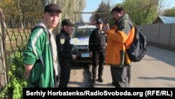 Александр Тышкевич (справа) общается с патрульными полицейскими