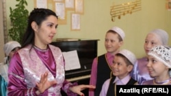 Музыка укытучысы Илзия Харисова балалар белән