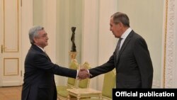 Армения -- Президент Армении Серж Саргсян (слева) в своей резиденции приветстует главу МИД РФ Сергея Лаврова, 21 ноября 2017 г.
