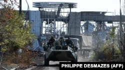 Підконтрольні російським силам бойовики біля руїн Міжнародного аеропорту «Луганськ», 11 вересня 2014 року