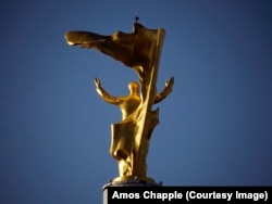 تندیس زرین نیازف دیگر به سوی خورشید نمی‌چرخد.