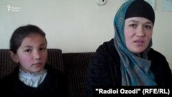 Шарофат Исобоева бо духтараш аз ҷумлаи мусофирон буданд...