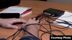 Під час фільтрації людей відправляють на поліграф, ілюстративне фото