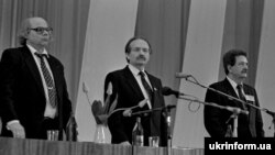 На III всеукраїнських зборах Народного руху України співголови Руху (зліва направо): Іван Драч, В'ячеслав Чорновіл та Михайло Горинь. Київ, 1992 рік