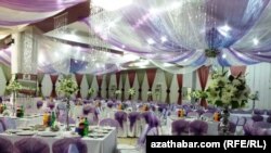 Aşgabatda bir restoranyň iç görnüşi. Bezeg suraty.