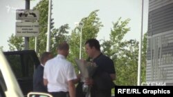Із VIP-терміналу вийшов незнайомий чоловік із квітами і привітався з водієм «Мерседеса»
