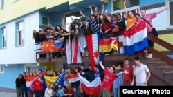 Першае пакаленьне студэнтаў каледжу ў Мостары