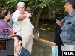 Жерар Депардье во время съемок фильма с рабочим названием «Поздняя любовь». Аул Келте Машат, Южно-Казахстанская область, 3 сентября 2009 год.