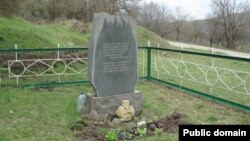 1943 senesi dekabr ayında Ulu-Sala köyünde yaqılğan sakinlerniñ hatıra abidesi