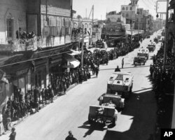 رژه نظامی متفقین در خیابان‌های حلب در ۱۹۴۲؛ اخوان‌المسلمین تنها چند سال قبل در این شهر پا گرفته بود.