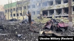 Наслідки обстрілу дитячої лікарні та пологового будинку в Маріуполі, 9 березня 2022 року