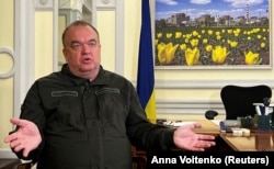 Президент НАЕК «Енергоатом» Петро Котін у своєму кабінеті на тлі фотографії Запорізької АЕС під час інтерв’ю Reuters. Київ, 13 жовтня 2022 року