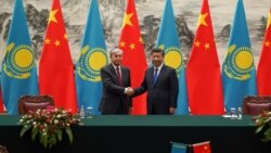 Президент Китая Си Цзиньпин (справа) и президент Казахстана Касым-Жомарт Токаев после подписания двусторонних соглашений. Пекин, 11 сентября 2019 года.
