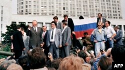 19 жніўня 1991 году расейскі прэзыдэнт Барыс Ельцын стаіць на БТРы перад будынкам Вярхоўнага Савету РСФСР у Маскве. Ён заклікаў грамадзян і войска супрацьстаяць змоўнікам з ГКЧП і абараніць дэмакратыю