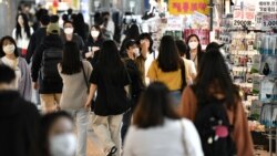 Сеулдун жер алдындагы өтмөктөрүнүн бириндеги дүкөндөр, 6-май 2020-жыл.