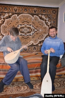 Минзат Ибәтуллин һәм Әбүзәр Миңнебаев эш вакытында