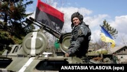 Боєць батальйону «Донбас» у селищі Широкине поблизу Маріуполя. 15 квітня 2015 року