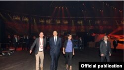 Prezident Ylham Aliýew we onuň aýaly Mähriban gurluşygyň gidişini ýygy-ýygydan barlap durdular.