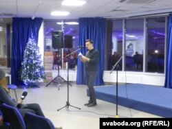 Уладзь Лянкевіч, паэт і перакладчык, чытае па-беларуску вершы свайго ўлюбёнага паэта Гіёма Апалінэра.