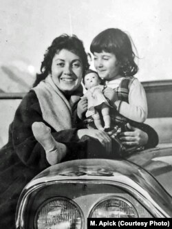 با مادرش آپیک یوسفیان در خردسالی