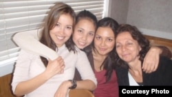 Муҳаммад Бекжоннинг рафиқаси ва уч қизи ҳозир Америка Қўшма Штатларида яшашади.