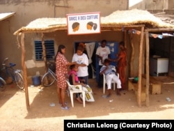 Көлөкөдөгү чач тарач, Буркуно Фасо