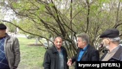 Oturışuvda soñki sözge çıqamağan Ruslan Trubaç (soldan)