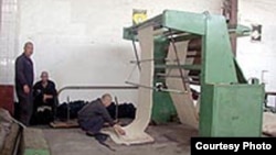 Өзбек абагында отургандар