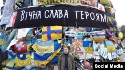 Павло Мєзєрін біля «ялинки» на Майдані, квітень 2014 року