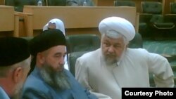 Нилуфарнинг отаси Маъруфжон Раҳимжонов (ўнгдан биринчи) Тошкентдаги Кўкалдош мадрасисида имомлик қилган.