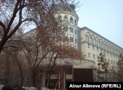 Административное здание Синьцзянского медицинского университета. Урумчи, февраль 2013 года.
