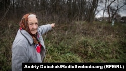 Ліля Бедренко показує рукою на місце, де і досі лежать кістки загиблих від голоду 1932–1933 років