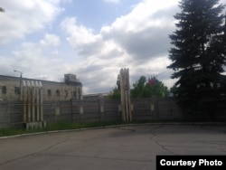 Прапори Росії, СРСР та «ДНР» біля «націоналізованого» Торезького електротехнічного заводу