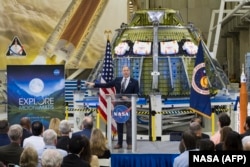 Башкы администратор Ж. Бриденстайн Айга жана Марска автронавттарды жөнөтүү боюнча иштердин жүрүшү менен НАСАнын кызматкерлерин тааныштырууда.