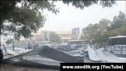 Buxoroda uylarning tunuka tomi odamlar ustiga qulagan.