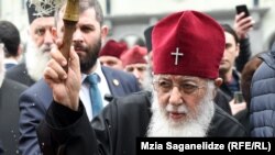 На площади перед парламентом состоялась панихида, которую провел Патриарх всея Грузии Илия Второй