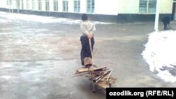 В Узбекистане сбором металлолома в основном занимаются школьники.