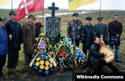 Пам’ятник знак на місці, де у бункері загинув Ніл Хасевич. Біля села Сухівці на Рівненщині