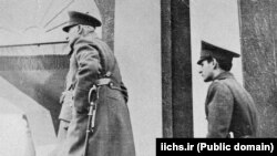 رضا شاه و ولیعهدش محمدرضا که چندی بعد به عنوان دومین پادشاه سلسله پهلوی تاج‌گذاری کرد