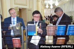 Гости книжного форума и литературного фестиваля знакомятся с изданиями Немата Келимбетова на разных языках. Алматы, 16 ноября 2014 года.