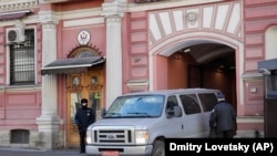 Санкт-Петербургдагы АКШ консулдугунан кетип жаткандар. 30-март, 2018-жыл