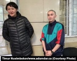 Ася Тулесова и Бейбарыс Толымбеков перед судебным заседанием, Алматы, 21 апреля 2019 года