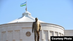 Памятник Исламу Каримову в Ташкенте.