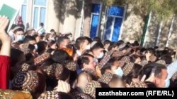 Seýitnazar Seýdi adyndaky mugallymlary taýýarlaýyş döwlet institutyna dalaşgärler. Türkmenabat (Arhiw suraty)