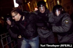 6 декабрьдә каршылык белдерергә чыкканнарны ОМОН тоткарлый