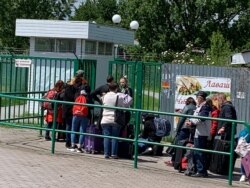 Вхід до пішого пункту пропуску