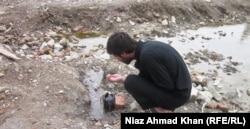 Мужчина пьет воду, которая течет из сломанной трубы на месте виллы, где укрывался Усама бен Ладен. Абботтабад, 26 апреля 2012 года.